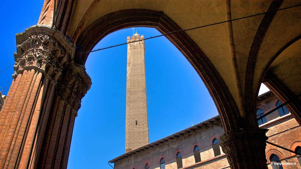 https://mdw-travel-data-us-east-1.s3.amazonaws.com/img/country/Italy/Torre-degli-Asinelli/img_02.jpg