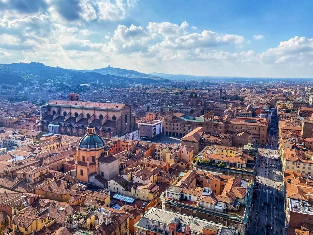 https://mdw-travel-data-us-east-1.s3.amazonaws.com/img/country/Italy/Torre-degli-Asinelli/img_03.jpg