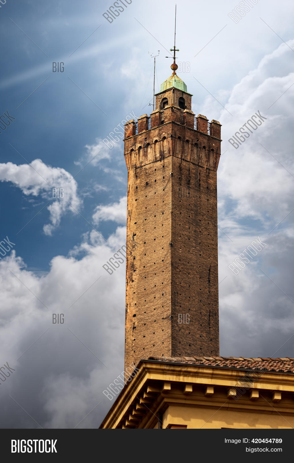 https://mdw-travel-data-us-east-1.s3.amazonaws.com/img/country/Italy/Torre-degli-Asinelli/img_04.jpg