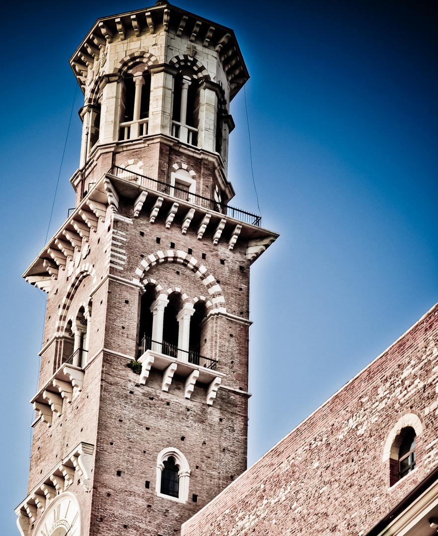 https://mdw-travel-data-us-east-1.s3.amazonaws.com/img/country/Italy/Torre-dei-Lamberti/img_00.jpg