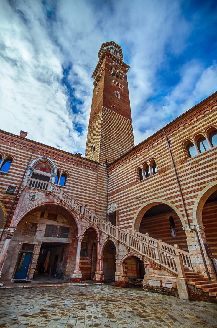 https://mdw-travel-data-us-east-1.s3.amazonaws.com/img/country/Italy/Torre-dei-Lamberti/img_01.jpg