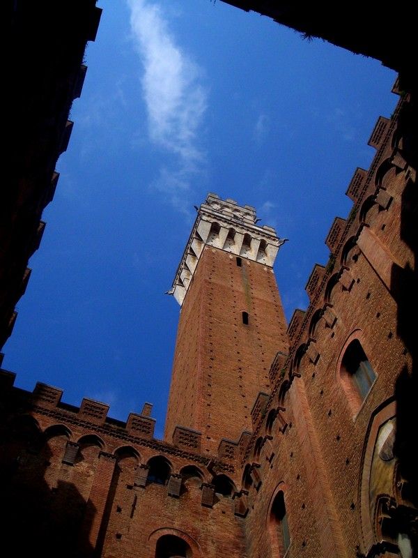 https://mdw-travel-data-us-east-1.s3.amazonaws.com/img/country/Italy/Torre-del-Mangia/img_02.jpg