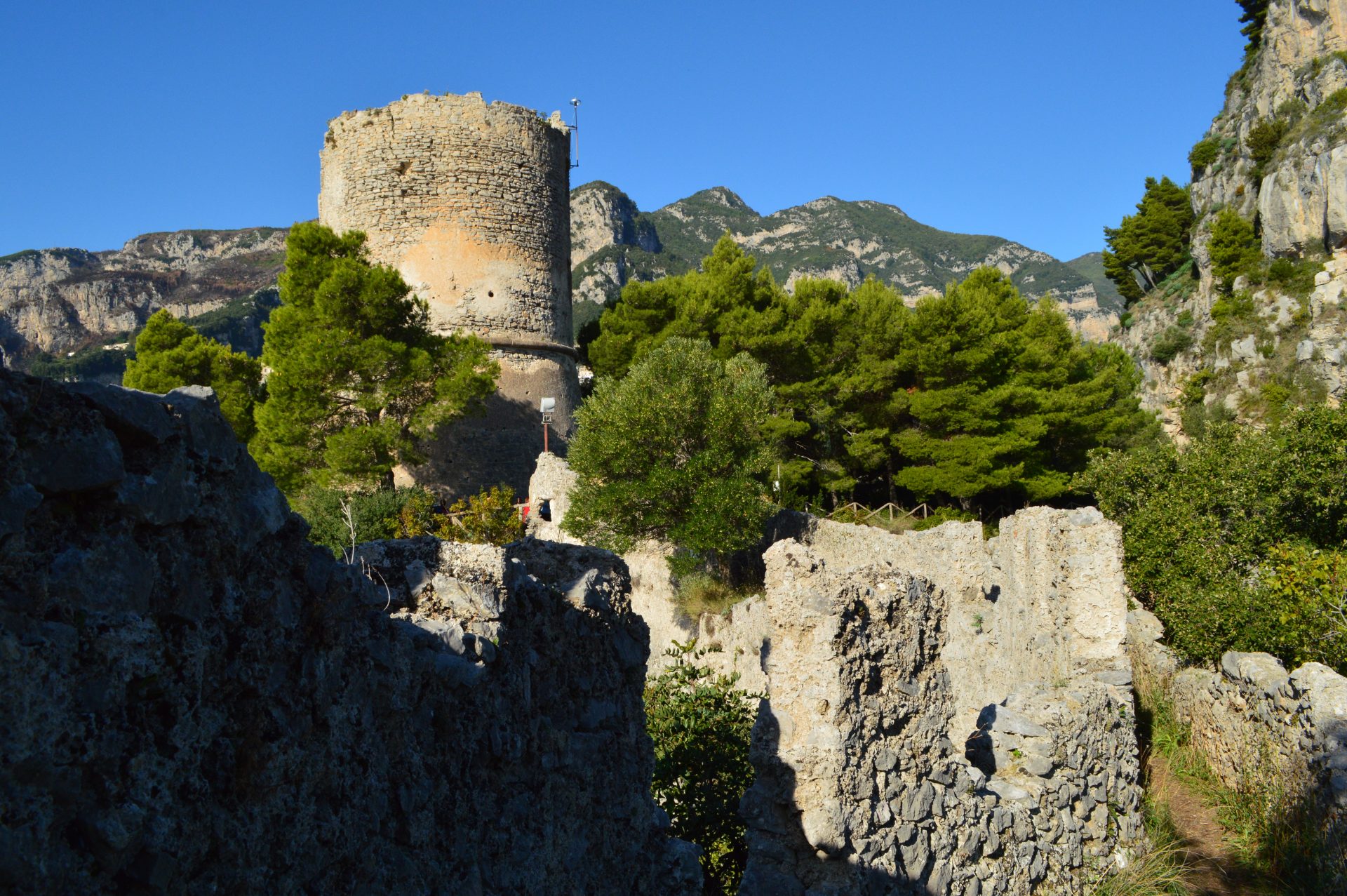 https://mdw-travel-data-us-east-1.s3.amazonaws.com/img/country/Italy/Torre-dello-Ziro/img_00.jpg