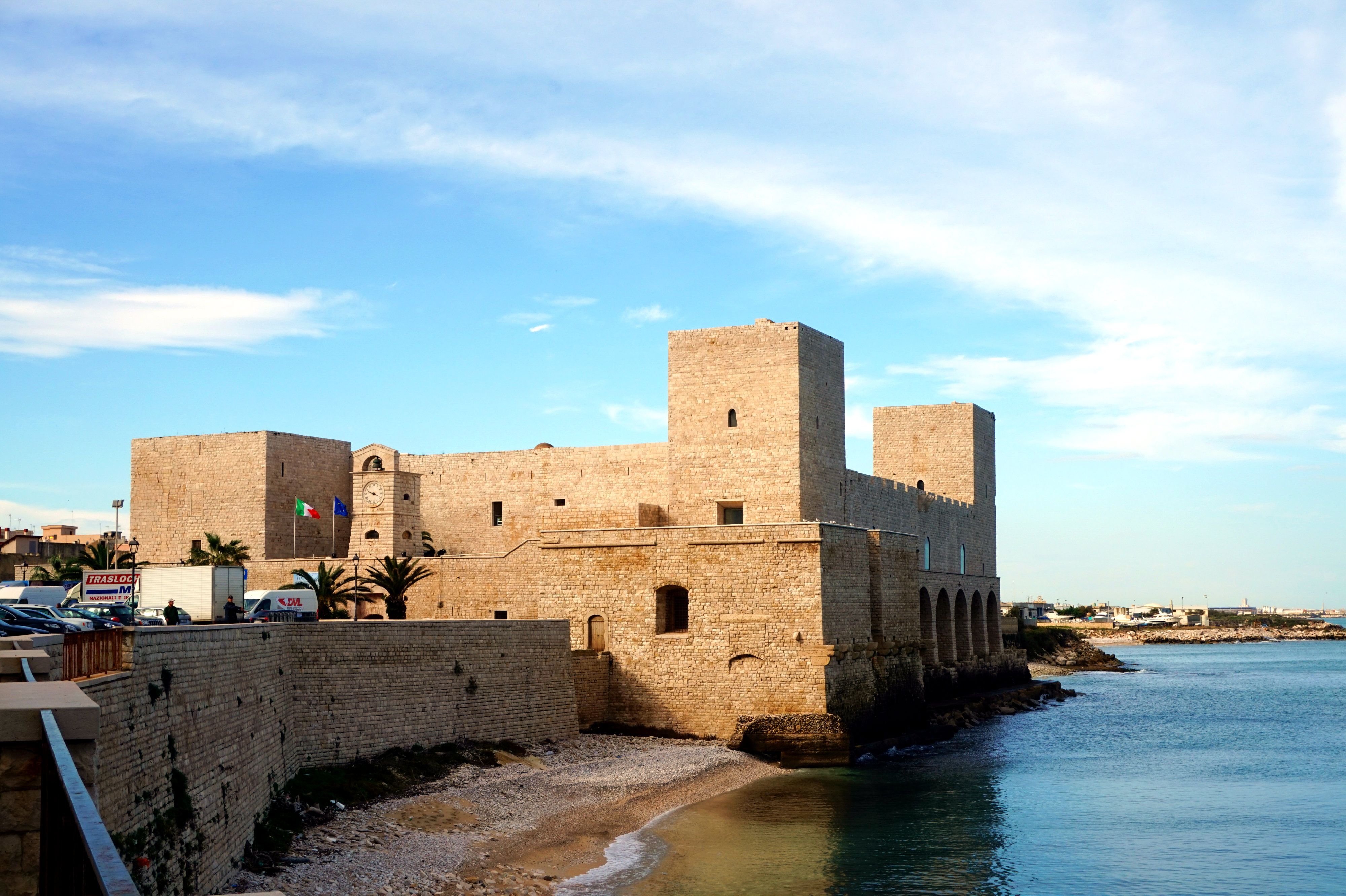 https://mdw-travel-data-us-east-1.s3.amazonaws.com/img/country/Italy/Trani-Castle/img_00.jpg
