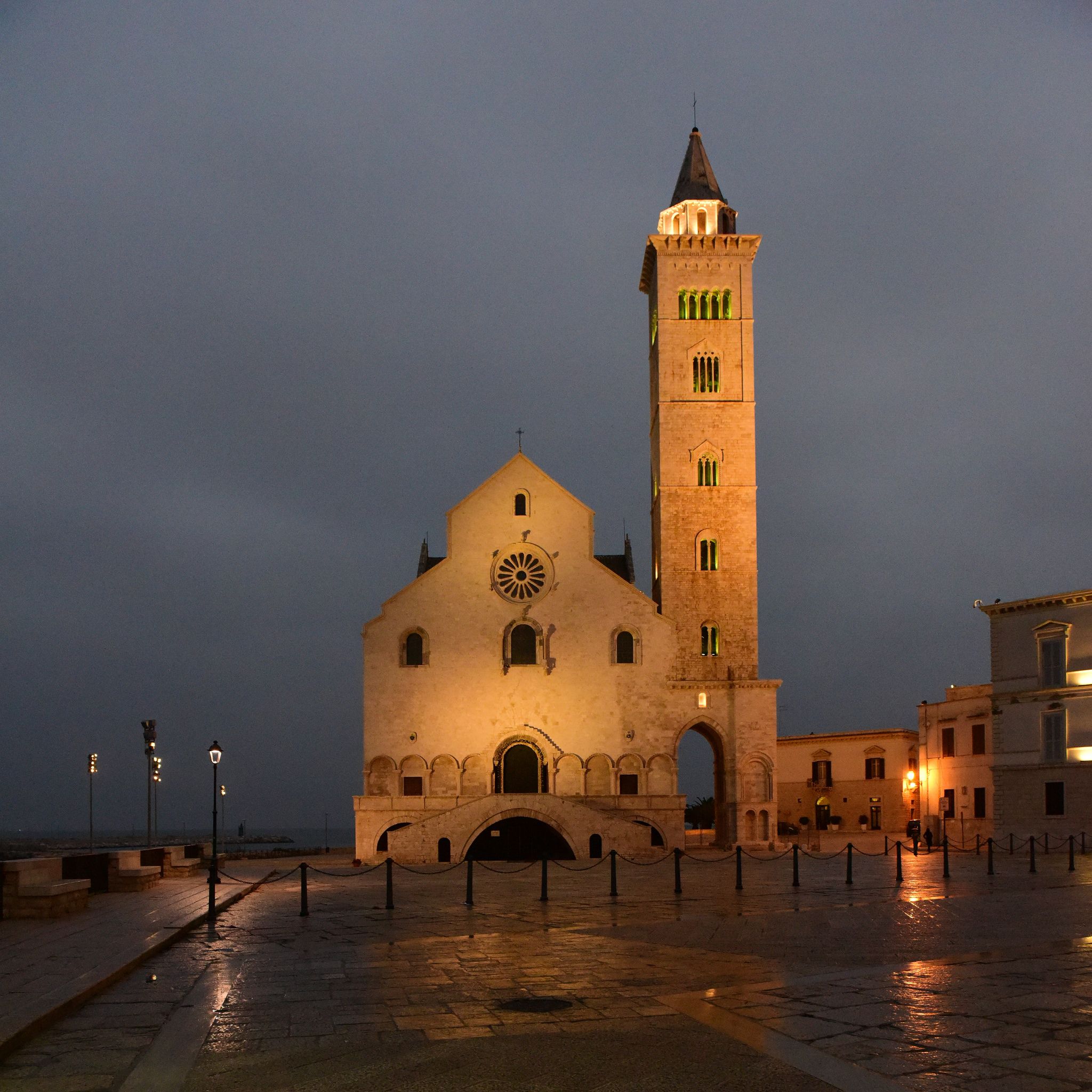 https://mdw-travel-data-us-east-1.s3.amazonaws.com/img/country/Italy/Trani-Cathedral/img_03.jpg