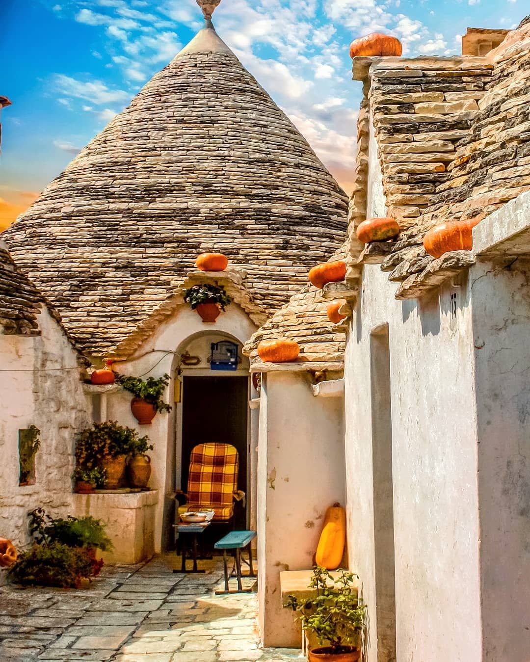 https://mdw-travel-data-us-east-1.s3.amazonaws.com/img/country/Italy/Trulli-of-Alberobello/img_01.jpg