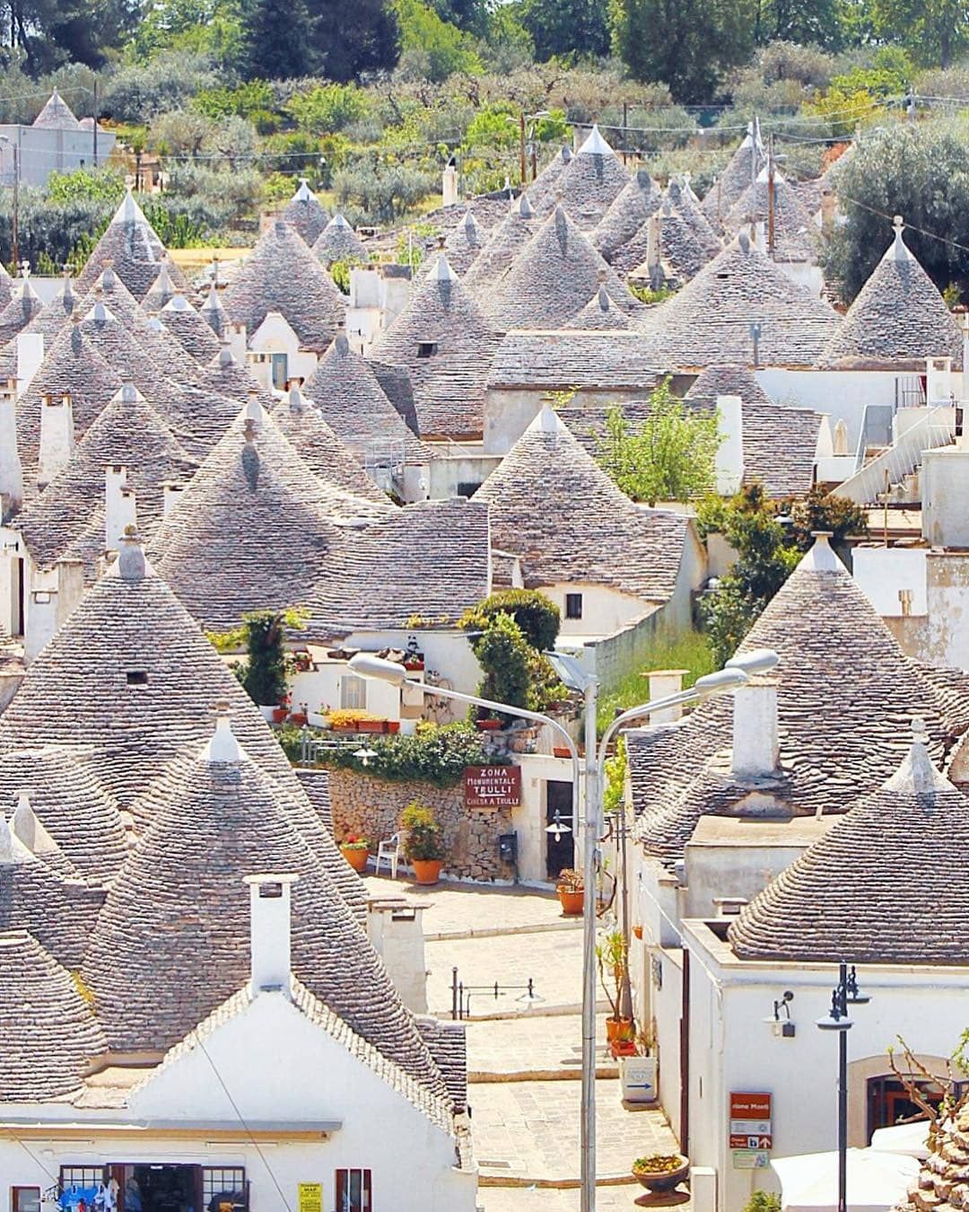 https://mdw-travel-data-us-east-1.s3.amazonaws.com/img/country/Italy/Trulli-of-Alberobello/img_03.jpg