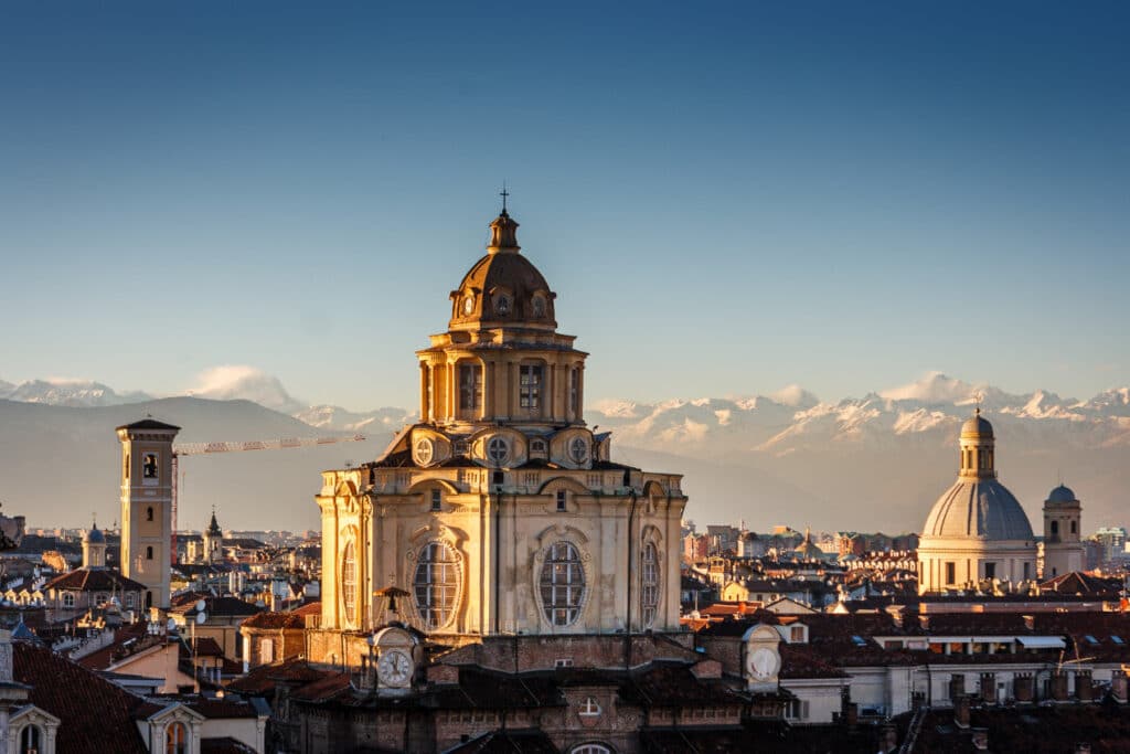 https://mdw-travel-data-us-east-1.s3.amazonaws.com/img/country/Italy/Turin-Cathedral/img_03.jpg