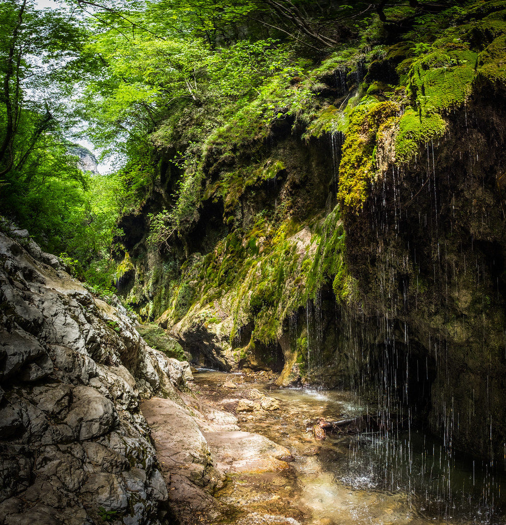 https://mdw-travel-data-us-east-1.s3.amazonaws.com/img/country/Italy/Valle-delle-Ferriere/img_01.jpg