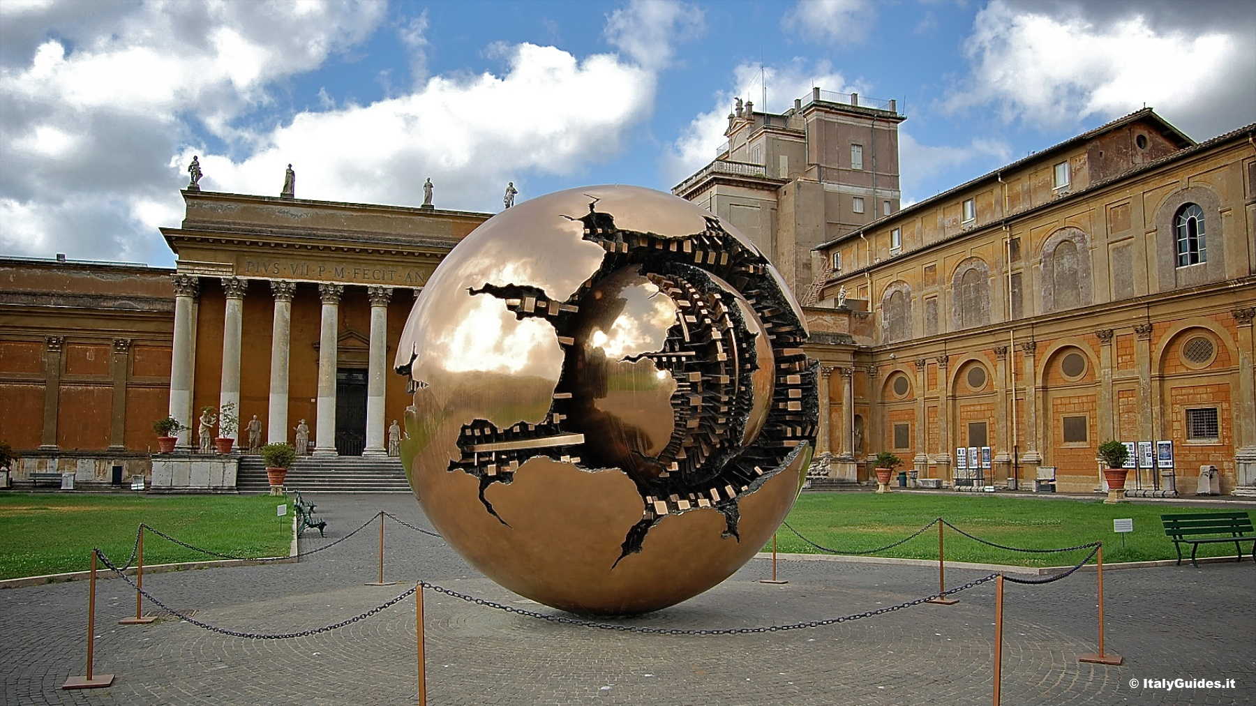 https://mdw-travel-data-us-east-1.s3.amazonaws.com/img/country/Italy/Vatican-Museums/img_01.jpg