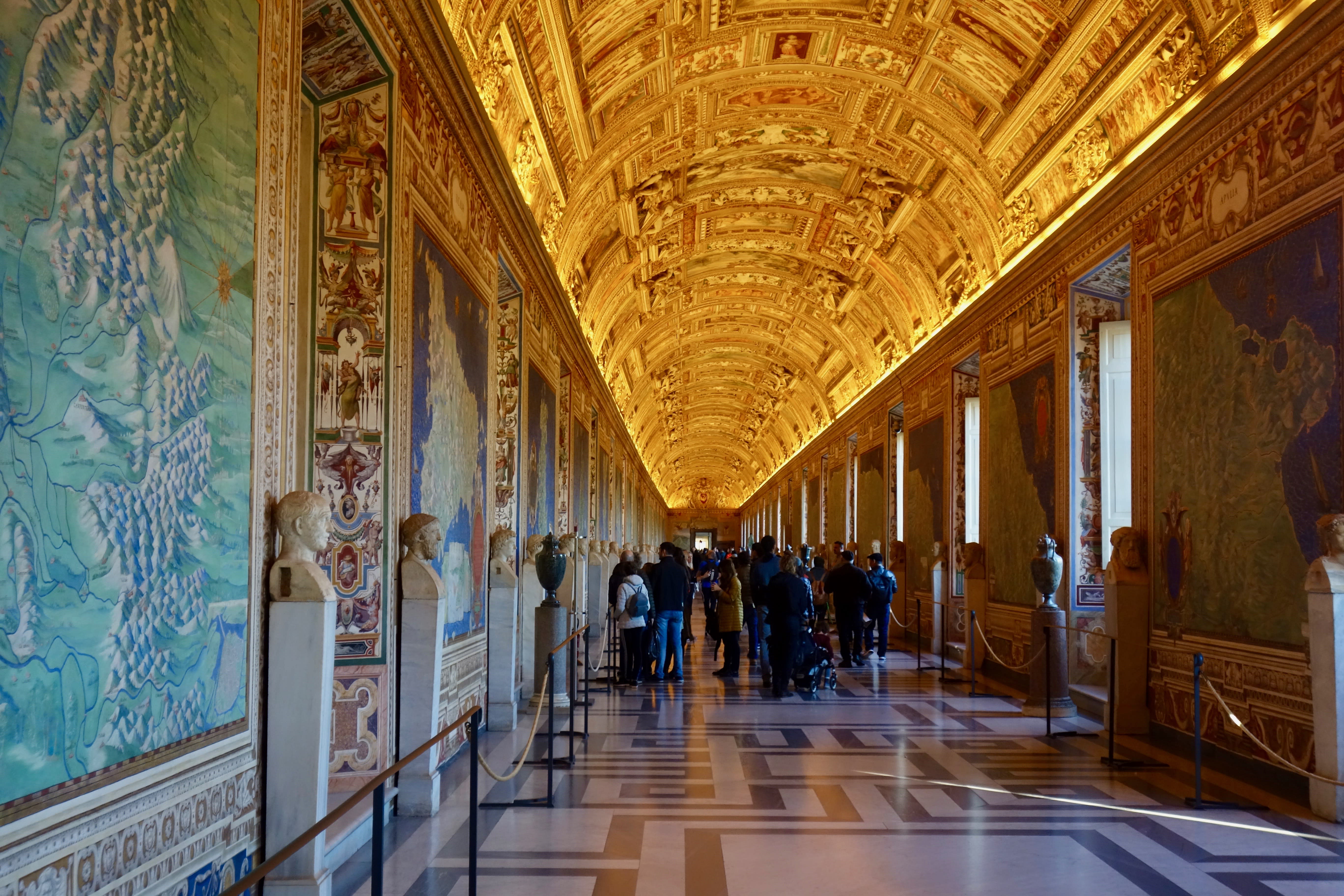 https://mdw-travel-data-us-east-1.s3.amazonaws.com/img/country/Italy/Vatican-Museums/img_04.jpg