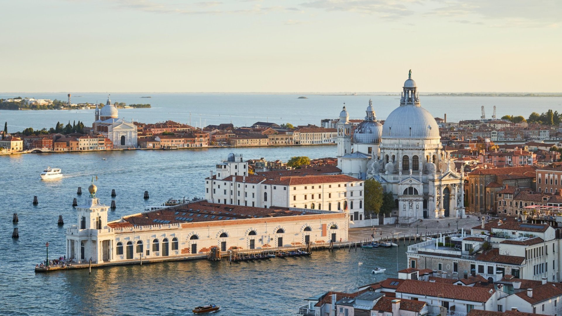 https://mdw-travel-data-us-east-1.s3.amazonaws.com/img/country/Italy/Venice/img_03.jpg