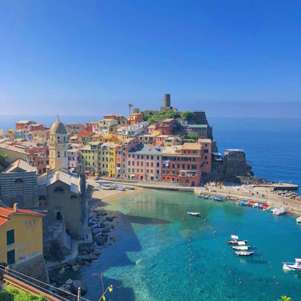 https://mdw-travel-data-us-east-1.s3.amazonaws.com/img/country/Italy/Vernazza/img_01.jpg