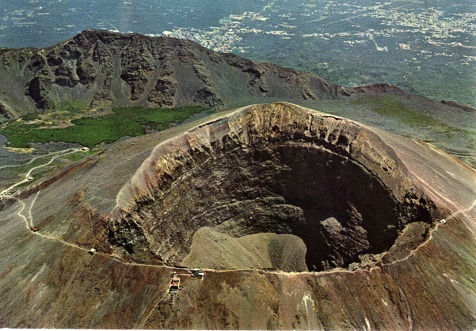 https://mdw-travel-data-us-east-1.s3.amazonaws.com/img/country/Italy/Vesuvius-National-Park/img_01.jpg