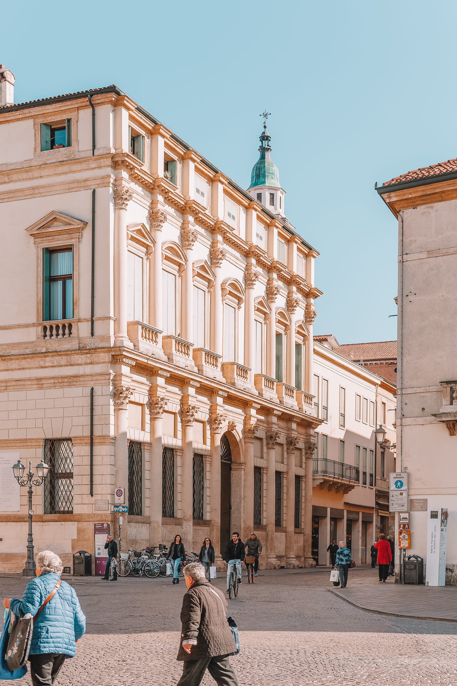 https://mdw-travel-data-us-east-1.s3.amazonaws.com/img/country/Italy/Vicenza/img_03.jpg