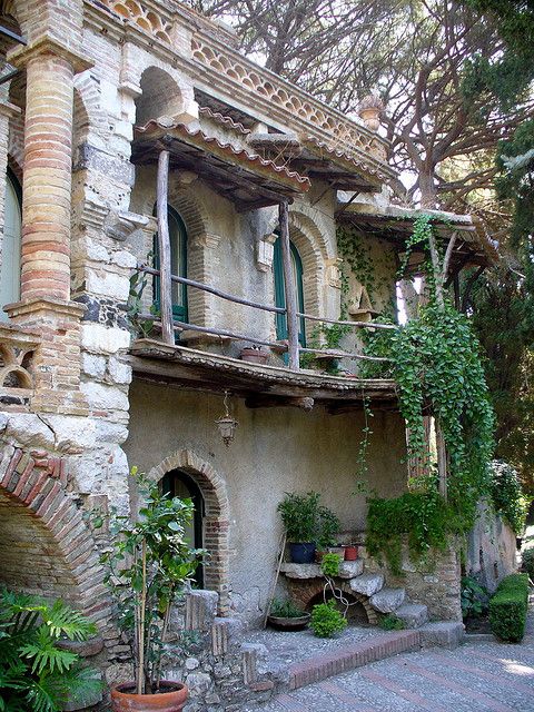 https://mdw-travel-data-us-east-1.s3.amazonaws.com/img/country/Italy/Villa-Comunale/img_02.jpg