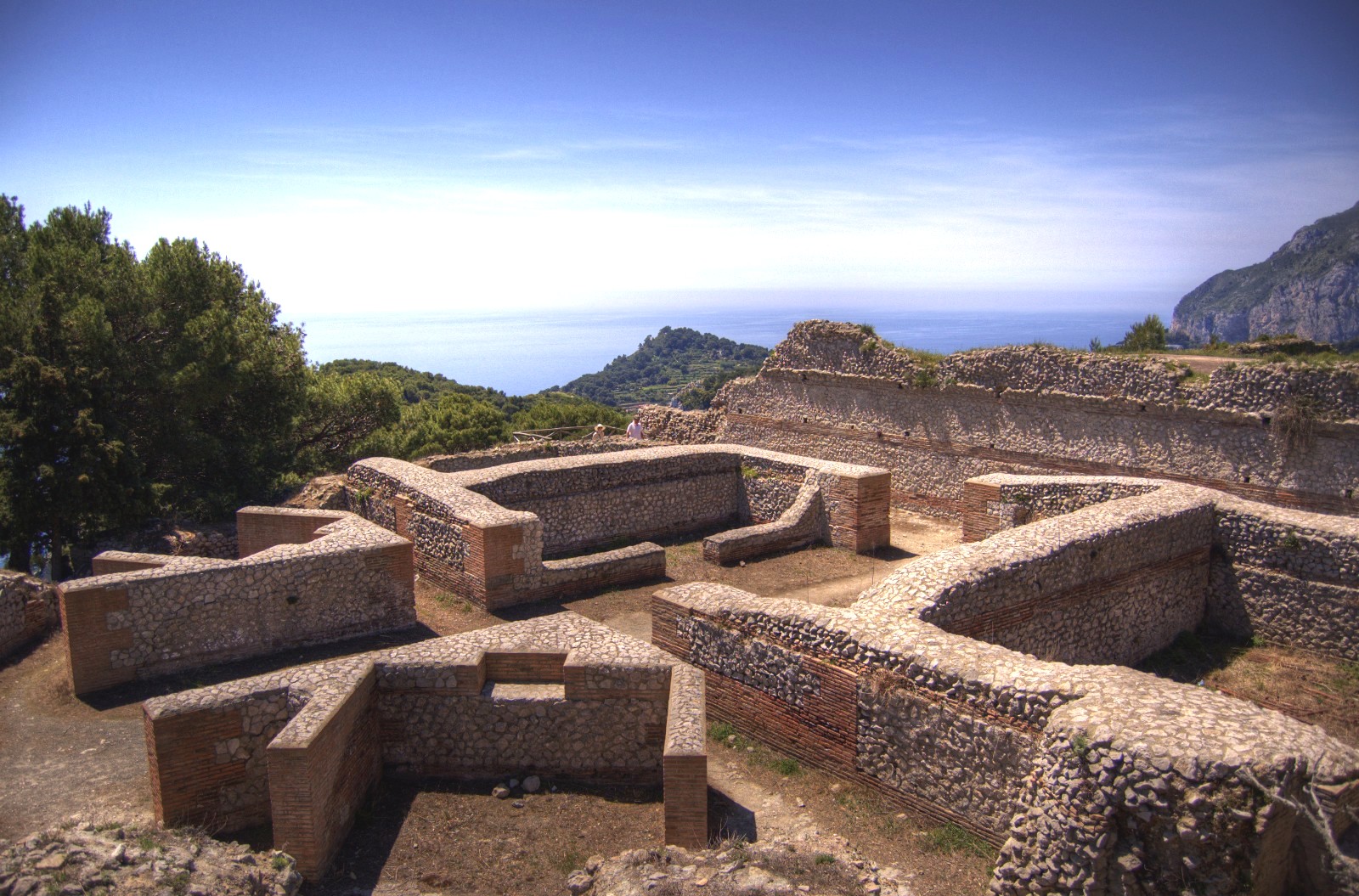 https://mdw-travel-data-us-east-1.s3.amazonaws.com/img/country/Italy/Villa-Damecuta/img_01.jpg
