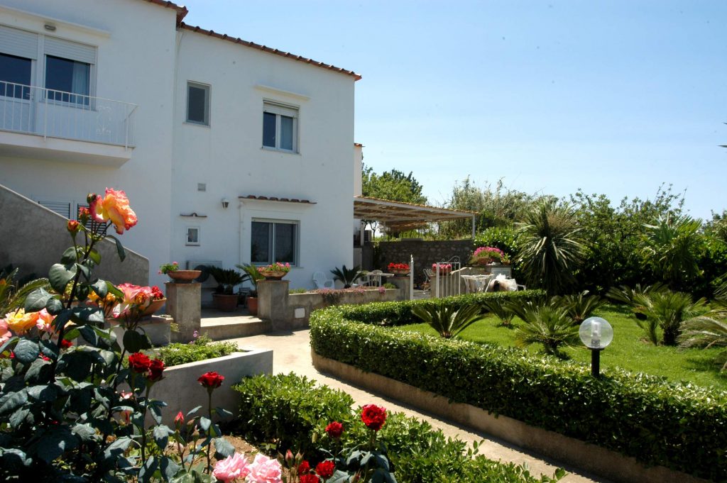 https://mdw-travel-data-us-east-1.s3.amazonaws.com/img/country/Italy/Villa-Damecuta/img_02.jpg