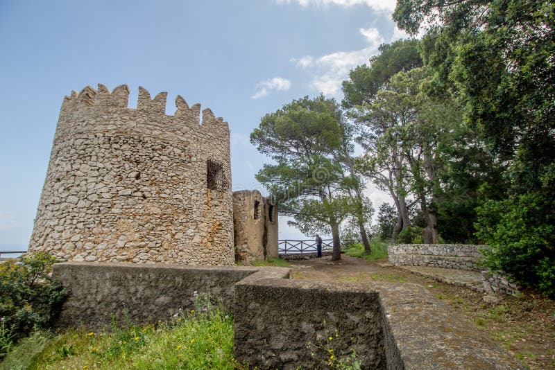 https://mdw-travel-data-us-east-1.s3.amazonaws.com/img/country/Italy/Villa-Damecuta/img_03.jpg