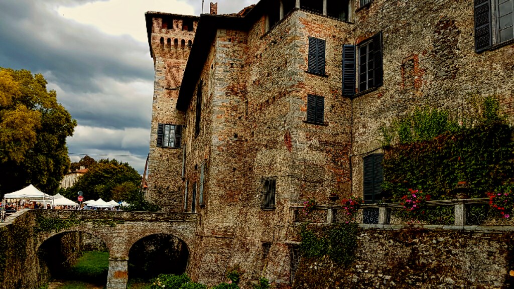 https://mdw-travel-data-us-east-1.s3.amazonaws.com/img/country/Italy/Visconti-Castle/img_02.jpg
