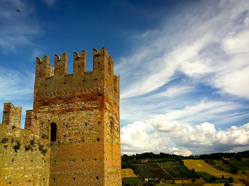 https://mdw-travel-data-us-east-1.s3.amazonaws.com/img/country/Italy/Visconti-Castle/img_04.jpg