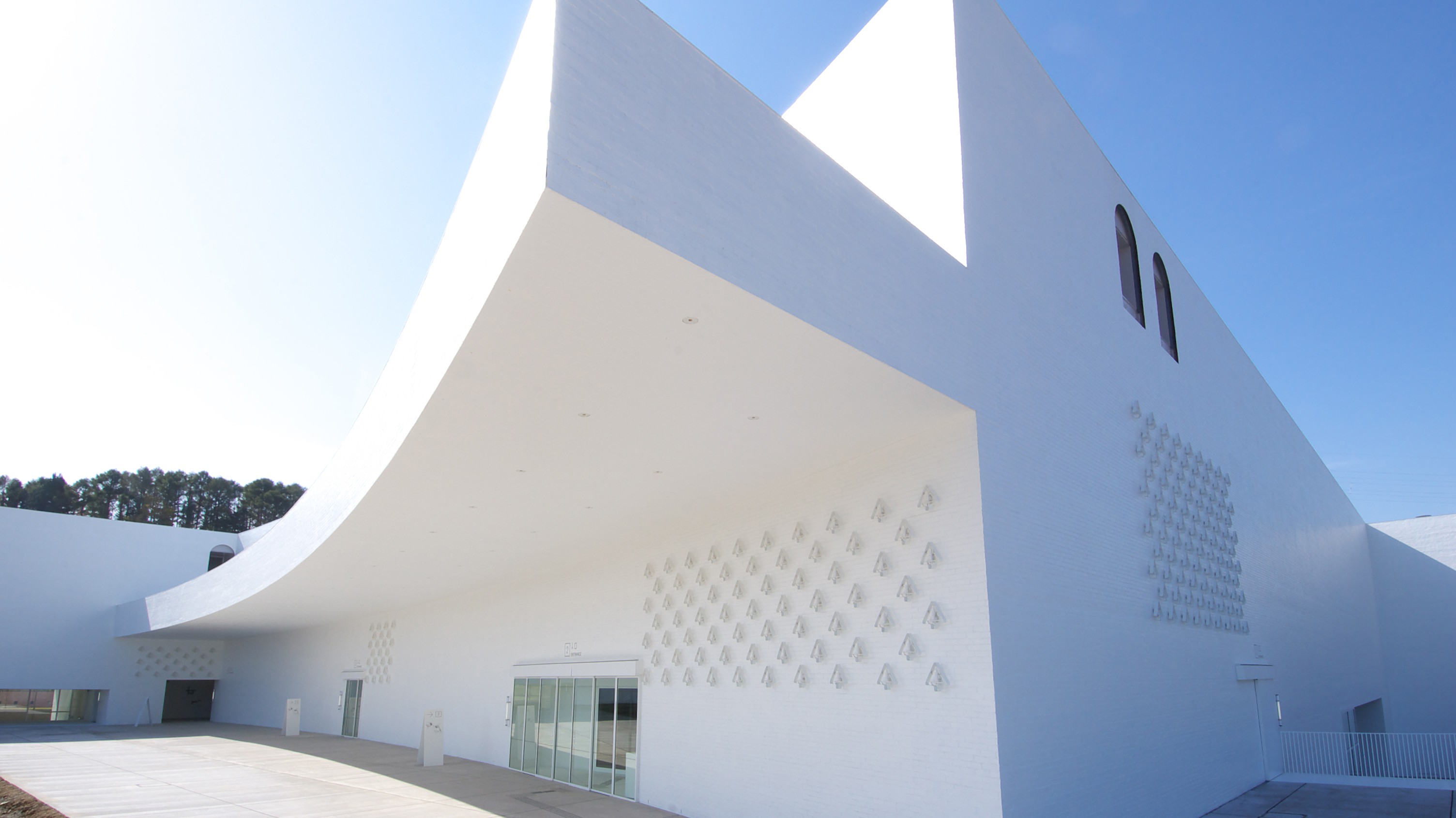 https://mdw-travel-data-us-east-1.s3.amazonaws.com/img/country/Japan/Aomori-Museum-of-Art/img_01.jpg