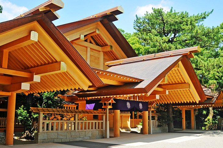 https://mdw-travel-data-us-east-1.s3.amazonaws.com/img/country/Japan/Atsuta-Shrine/img_01.jpg