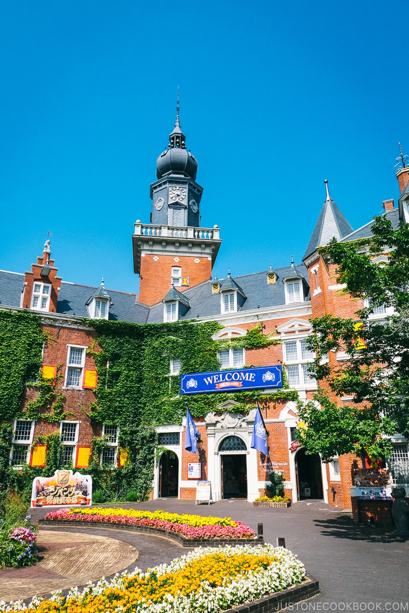 https://mdw-travel-data-us-east-1.s3.amazonaws.com/img/country/Japan/Dutch-Slopes--Huis-Ten-Bosch-Gate-/img_02.jpg