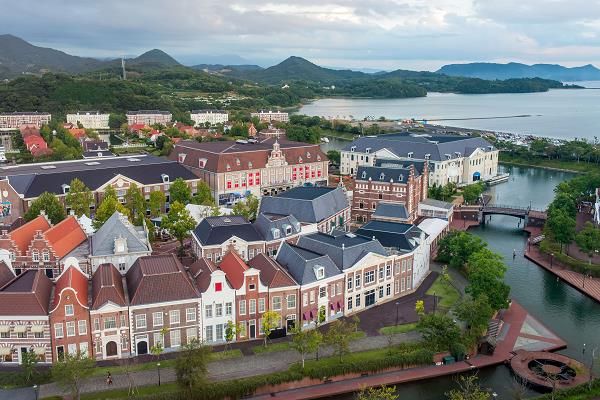 https://mdw-travel-data-us-east-1.s3.amazonaws.com/img/country/Japan/Dutch-Slopes--Huis-Ten-Bosch-Gate-/img_03.jpg