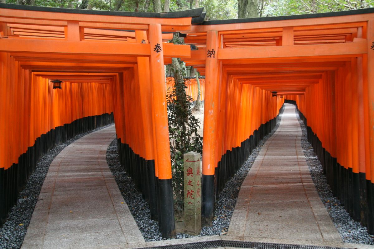 https://mdw-travel-data-us-east-1.s3.amazonaws.com/img/country/Japan/Fushimi-Inari-Taisha-Shrine/img_02.jpg