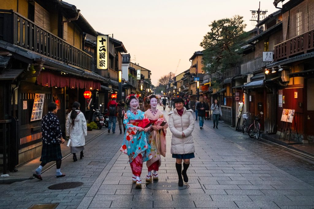 https://mdw-travel-data-us-east-1.s3.amazonaws.com/img/country/Japan/Gion-District/img_00.jpg