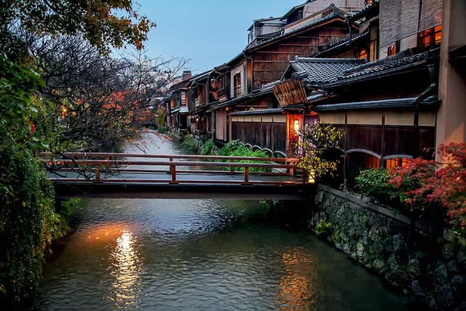 https://mdw-travel-data-us-east-1.s3.amazonaws.com/img/country/Japan/Gion-District/img_01.jpg