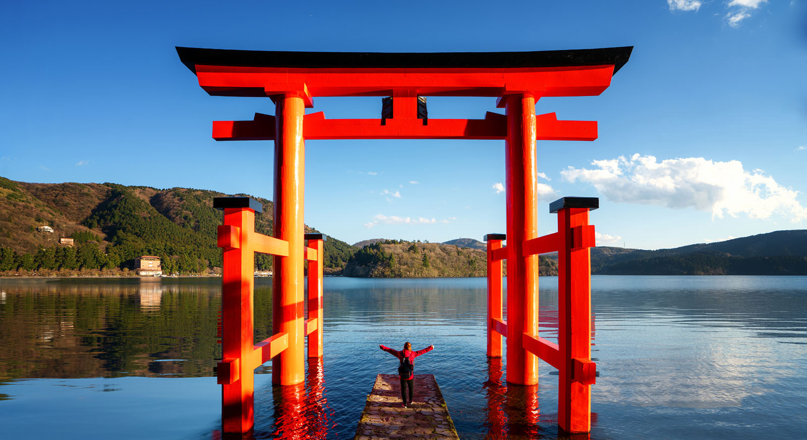 https://mdw-travel-data-us-east-1.s3.amazonaws.com/img/country/Japan/Hakone-Shrine-Mototsumiya/img_01.jpg