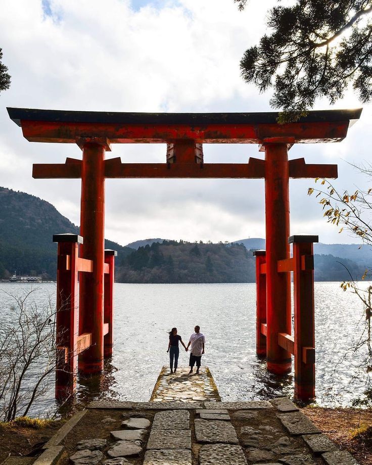 https://mdw-travel-data-us-east-1.s3.amazonaws.com/img/country/Japan/Hakone-Shrine-Mototsumiya/img_02.jpg