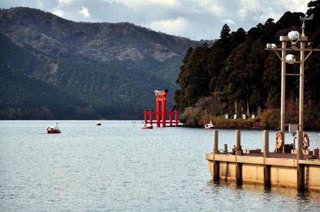 https://mdw-travel-data-us-east-1.s3.amazonaws.com/img/country/Japan/Hakone-Shrine/img_01.jpg