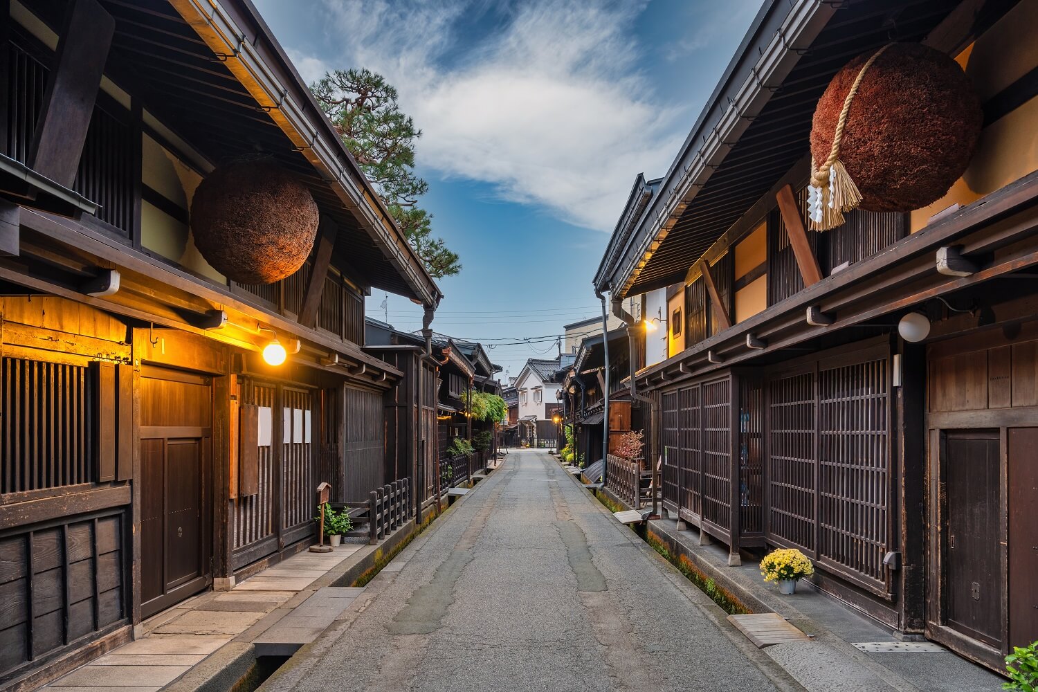 https://mdw-travel-data-us-east-1.s3.amazonaws.com/img/country/Japan/Hida-Sannomachi-Street/img_01.jpg