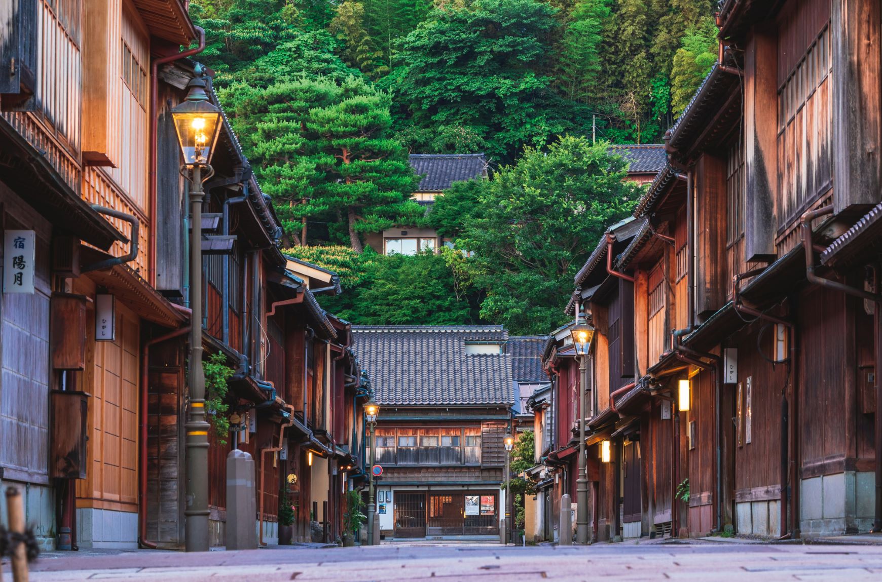 https://mdw-travel-data-us-east-1.s3.amazonaws.com/img/country/Japan/Higashi-Chaya-District/img_02.jpg