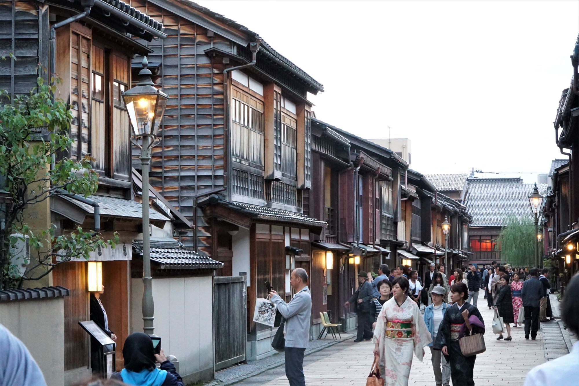 https://mdw-travel-data-us-east-1.s3.amazonaws.com/img/country/Japan/Higashi-Koen-Park/img_00.jpg