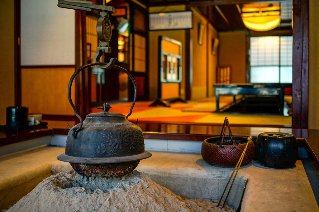 https://mdw-travel-data-us-east-1.s3.amazonaws.com/img/country/Japan/Higashi-Tea-House-Street/img_01.jpg