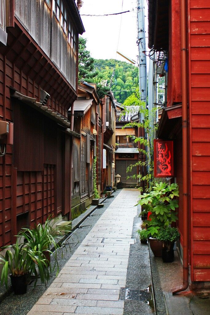 https://mdw-travel-data-us-east-1.s3.amazonaws.com/img/country/Japan/Higashi-Tea-House-Street/img_03.jpg