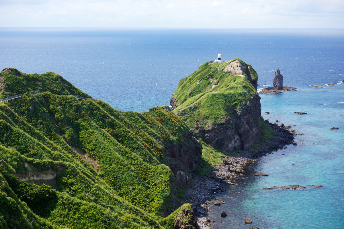 https://mdw-travel-data-us-east-1.s3.amazonaws.com/img/country/Japan/Hokkaido-Shrine/img_02.jpg