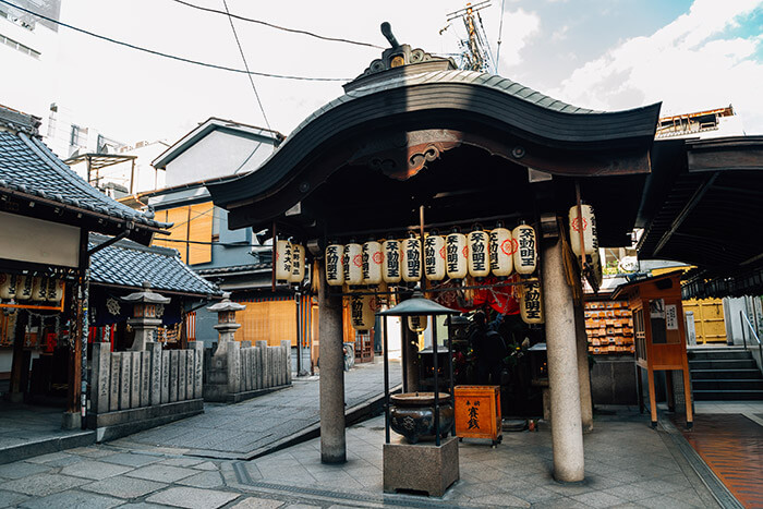 https://mdw-travel-data-us-east-1.s3.amazonaws.com/img/country/Japan/Hozenji-Temple/img_01.jpg