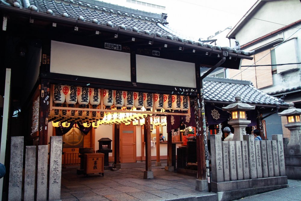 https://mdw-travel-data-us-east-1.s3.amazonaws.com/img/country/Japan/Hozenji-Temple/img_02.jpg