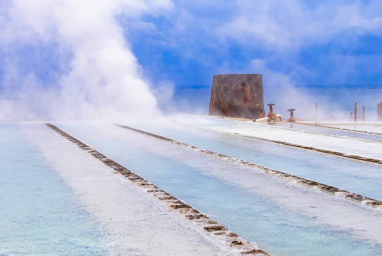 https://mdw-travel-data-us-east-1.s3.amazonaws.com/img/country/Japan/Ibusuki-Onsen/img_01.jpg