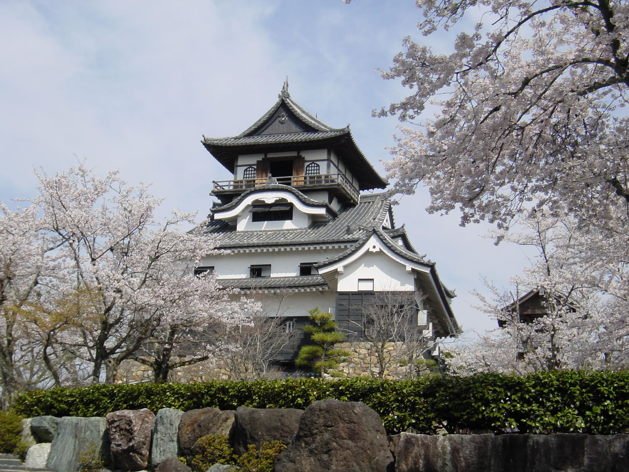 https://mdw-travel-data-us-east-1.s3.amazonaws.com/img/country/Japan/Inuyama-Castle/img_00.jpg