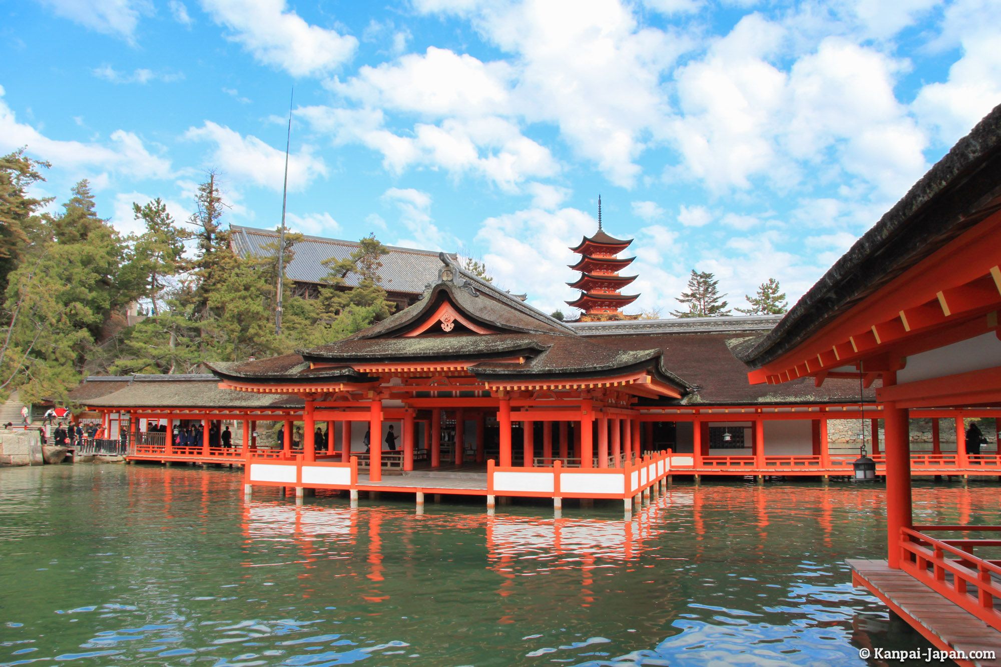 https://mdw-travel-data-us-east-1.s3.amazonaws.com/img/country/Japan/Itsukushima-Shrine/img_01.jpg