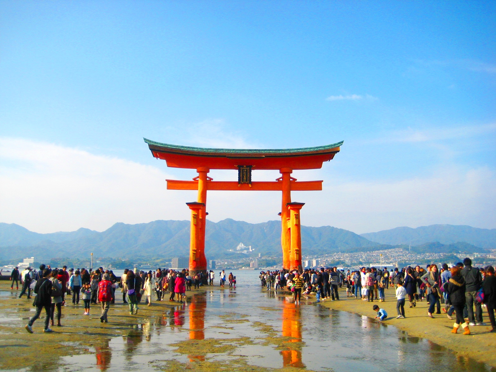 https://mdw-travel-data-us-east-1.s3.amazonaws.com/img/country/Japan/Itsukushima-Shrine/img_02.jpg