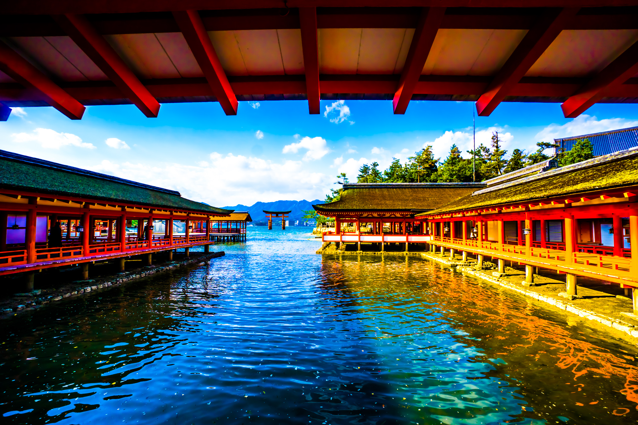 https://mdw-travel-data-us-east-1.s3.amazonaws.com/img/country/Japan/Itsukushima-Shrine/img_03.jpg