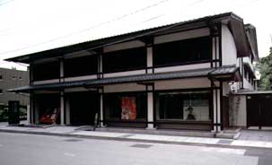 https://mdw-travel-data-us-east-1.s3.amazonaws.com/img/country/Japan/Kaga-Yuzen-Traditional-Industry-Center/img_03.jpg