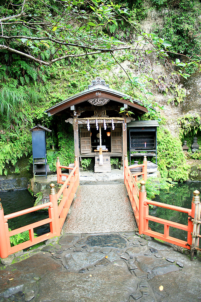 https://mdw-travel-data-us-east-1.s3.amazonaws.com/img/country/Japan/Kamakura-Zeniarai-Benten-Shrine/img_01.jpg